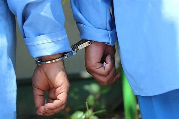 دستبند پلیس بر دستان متهمان طرح امنیت محله محور