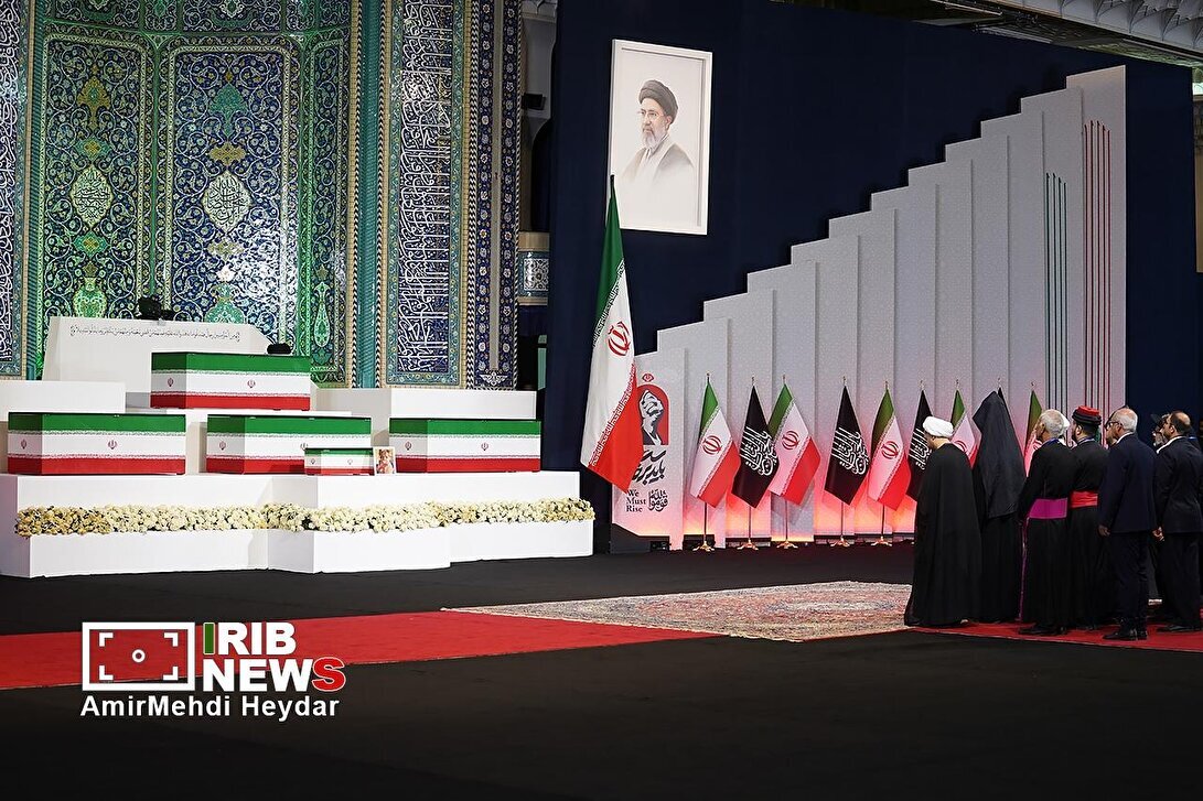 ادای احترام هیئتهای خارجی به پیکر رهبر شهید انقلاب (۴) ادای احترام هیئتهای خارجی به پیکر رهبر شهید انقلاب (۴)
