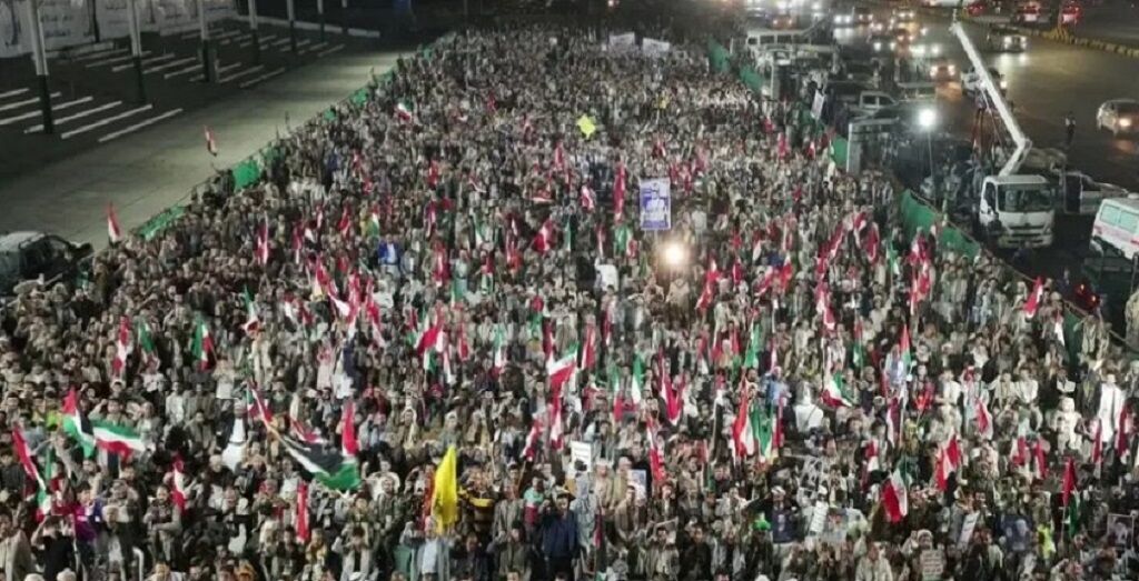 تجمع گسترده شبانه در صنعا برای قدردانی از ایران