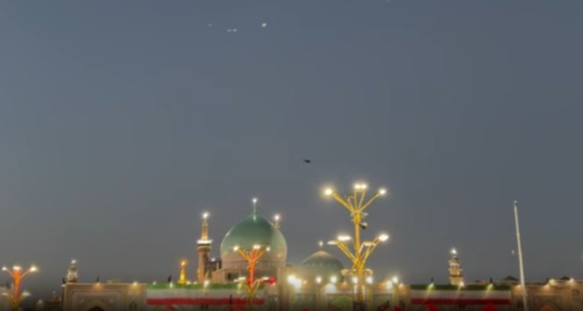 ورود بالگرد حامل پیکرهای مطهر امام شهید امت  به حرم مطهر رضوی