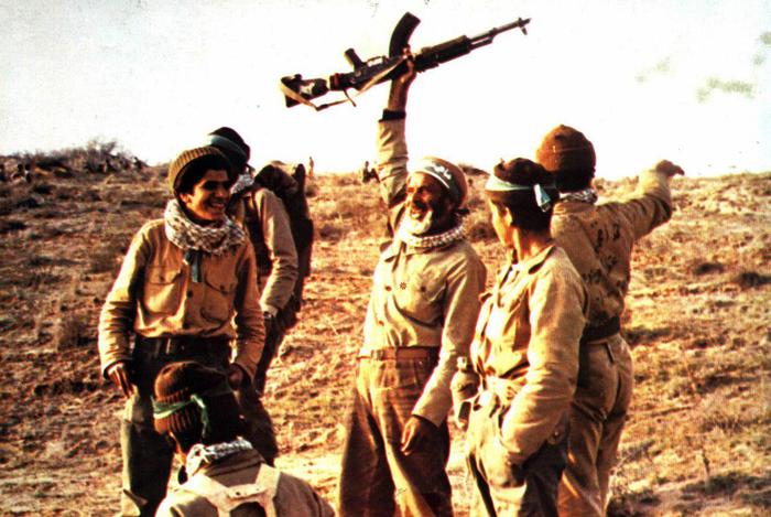 شهید علیرضا خیراه ( رزمنده اسلحه به دست)  از اردکان