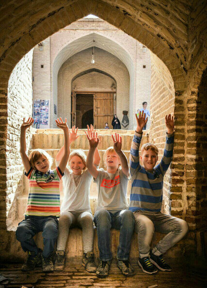 توریست های کوچولو درکاروان سرای شاه عباسی میبد