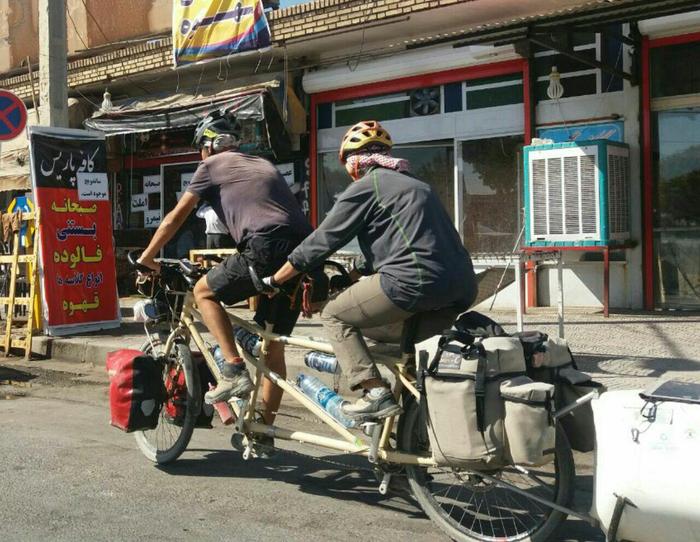  زوج توریست دوچرخه سوار در میبد 