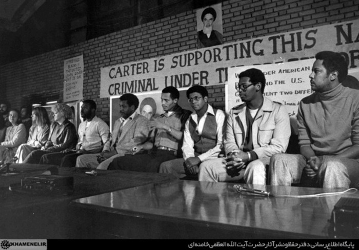 نخستین گروه از گروگانهای آزادشده درحال مصاحبه مطبوعاتی