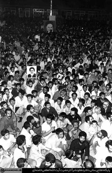 جمعیت زیادی از مردم شب پس از اشغال سفارت امریکا در محوطه داخلی سفارت شعار میدهند