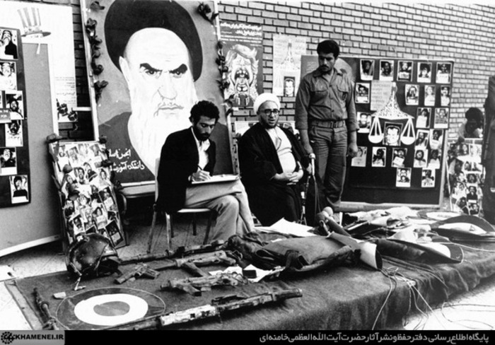 آیت‌الله صادق خلخالی در سفارت امریکا بعد از شکست امریکا در طبس حضور یافته و اسناد و مدارک و سلاحهای باقی مانده را نشان میدهد
