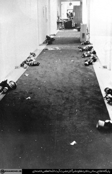 فضای داخلی سفارت و ماسک‌هایی که روی زمین افتاده است.