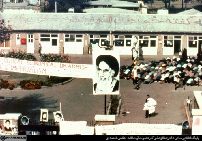 نماز جماعت تسخیرکنندگان درون سفارت