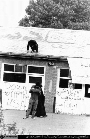 شعار مرگ بر آمریکا بر دیوارهای لانه جاسوسی
