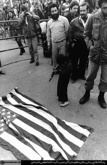 تجمع مردمی در اطراف سفارت